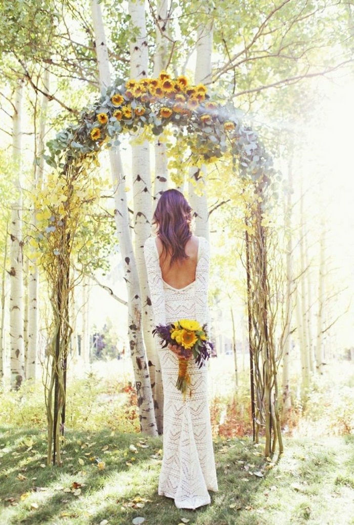 Sonnenblumen-Bilder-Hochzeit-Boho-Braut-Strauß-Wald-Altar