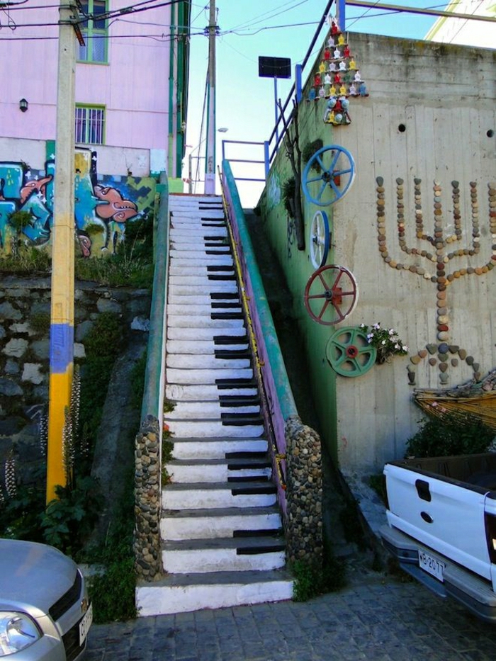 Stadt-Straße-Treppe-Graffiti-Klaviertasten
