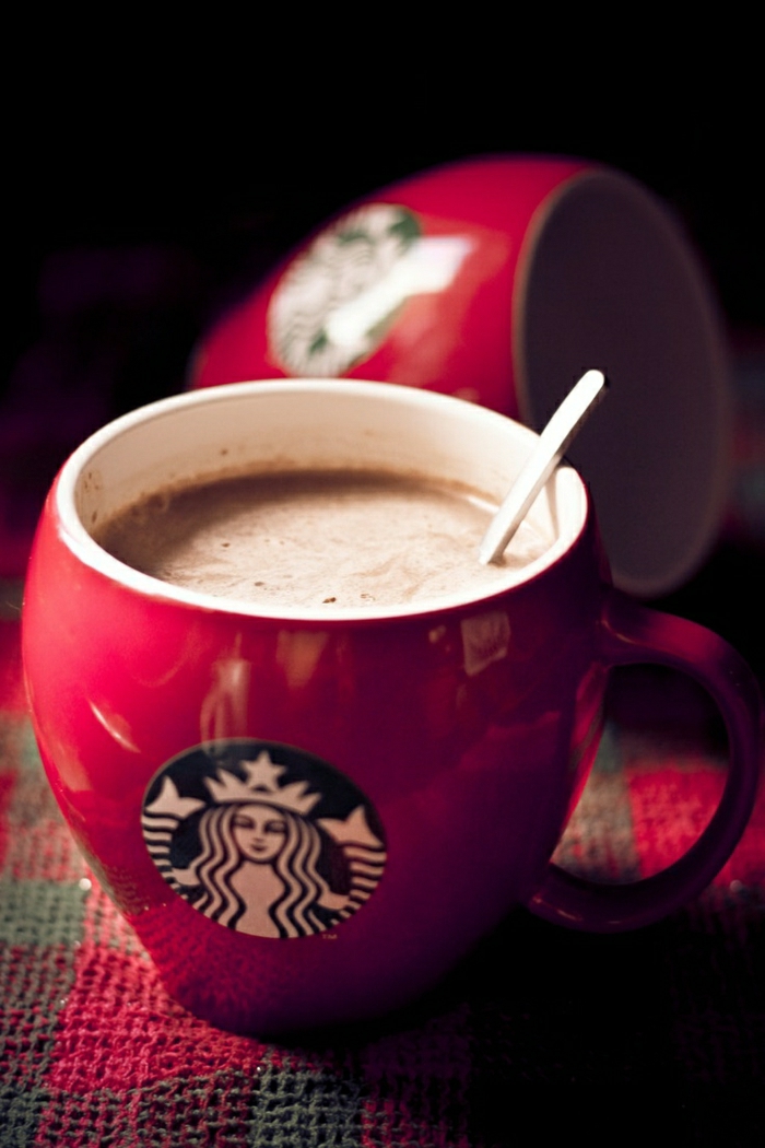 Starbucks-rote-Kaffeetasse-gemütlich-heißer-Kaffee