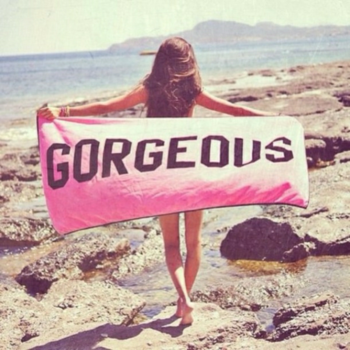 Strand-Mädchen-coolesTuch-Gorgeous-Aufschrift-rosa-Farbe