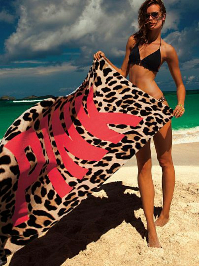 Strandtuch-Leopard-Muster-Pink-Aufschrift-stilvoll