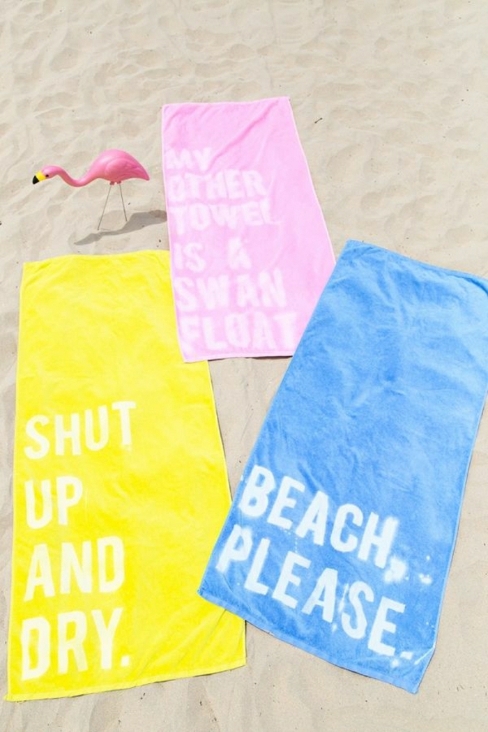 Strandtücher-süße-Farben-originelle-Aufschriften-Sprüche-Flamingo-Sand