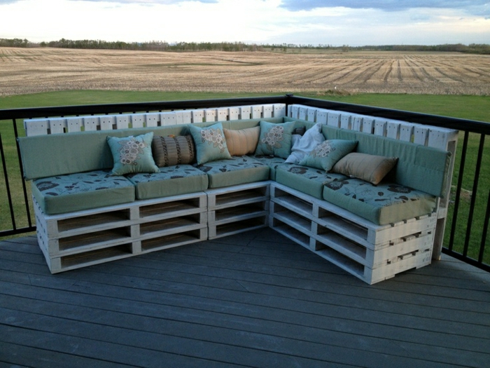 Veranda-Gestaltung-Möbel-Paletten-Ecksofa-grüne-Polster-Kissen