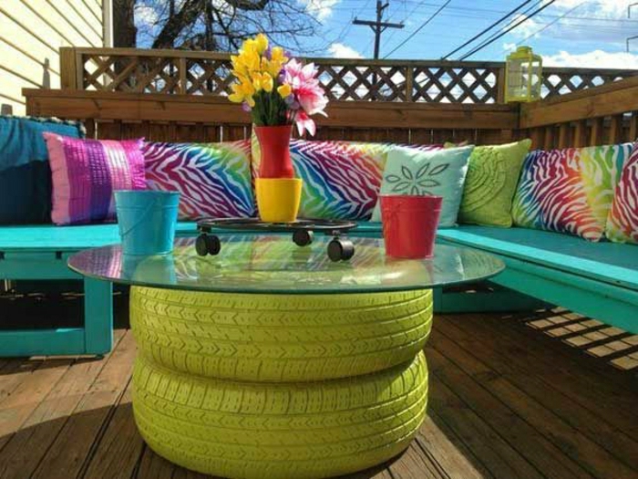Veranda-Paletten-Sofa-türkis-Farbe-bunte-Kissen-Reifen-Glas-Tisch-grelle-Farben-sommerlich