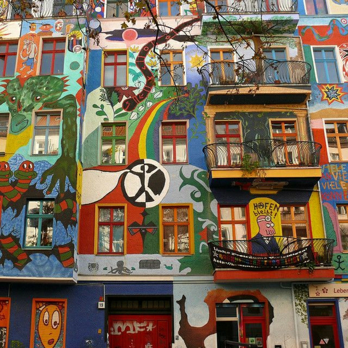 Wohngebäude-Berlin-Deutschland-Graffiti-lustige-bunte-Zeichnungen-Balkone