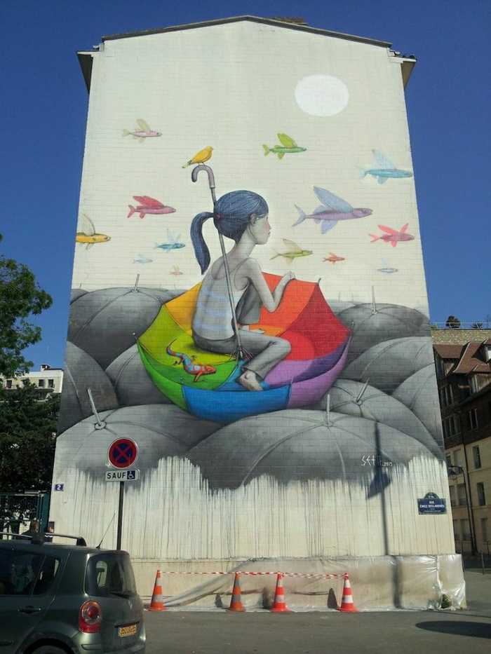 Wohngebäude-Wand-Graffiti-Bilder-schwarz-weiß-bunter-Regenschirm-Mädchen-fliegende-Fische-Vogel-Eidechse