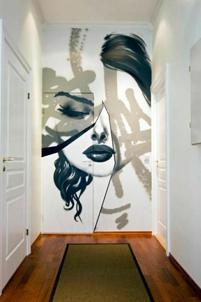 Wohnung-weiße-Türen-Graffiti-weibliches-Gesicht-schwarz-weiß-art
