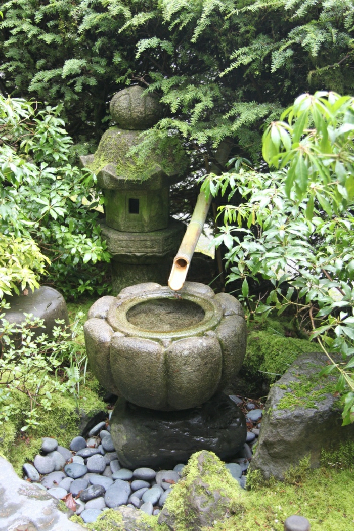 Zen-Garten-asiatische-Kultur-japanische-Atmosphäre-Schilf-Wasserbrunnen-Steinlaterne