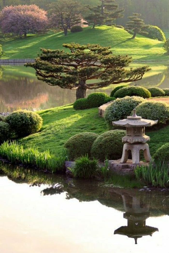 Zen-Garten-japanisch-Bonsaibäume-See
