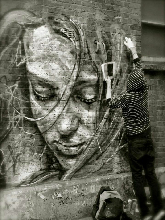 Ziegelwand-schwarz-weiße-Graffiti-Street-Art