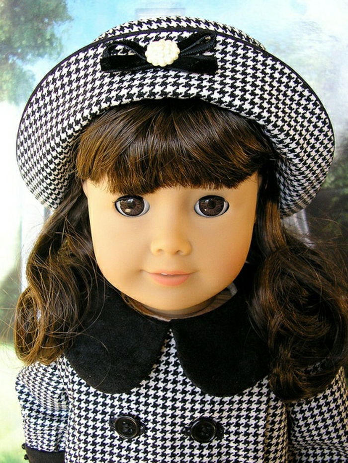 alte-Puppen-kleines-Mädchen-braune-Haare-Kleid-Hut-graphisches-Muster