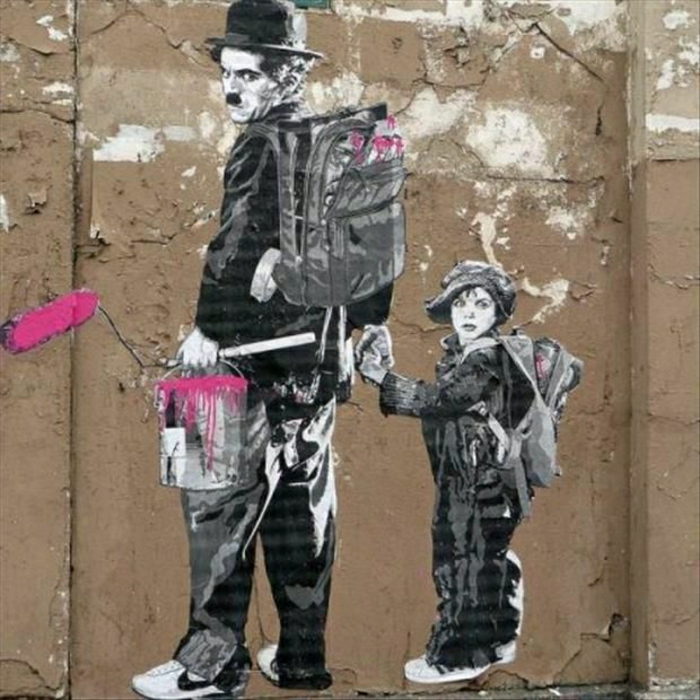 alte-Wand-Graffiti-Charlie-Chaplin-kleiner-Junge-Rücksäcke-Färbemittel-Eimer