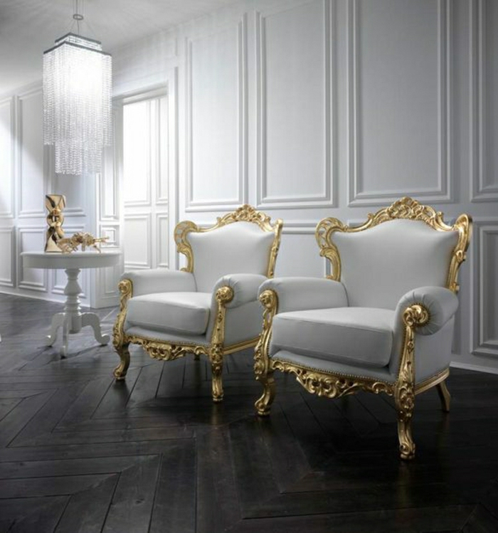 antike-Möbel-weiße-Barock-Sessel-goldene-Rahmen-weiße-Wände-Kristall-Kronleuchter