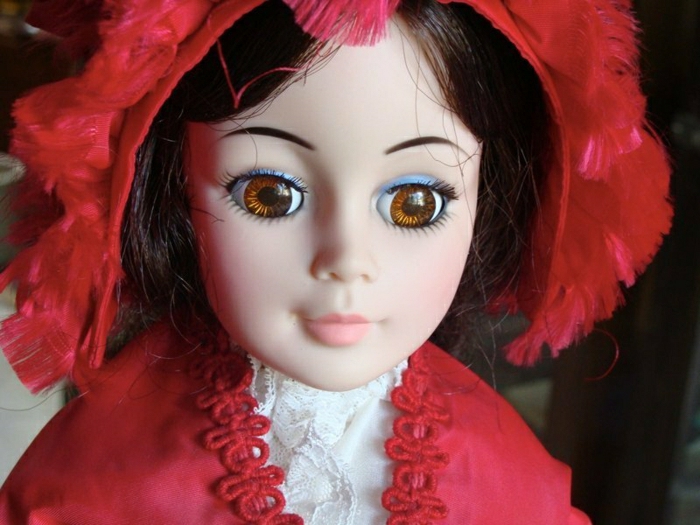 antike-vintagealte-Puppen-dunkle-Haare-rotes-Kleid-weiße-Hemd-Spitze