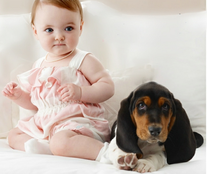 baby- kleidung-ein-hund-neben-dem-mädchen