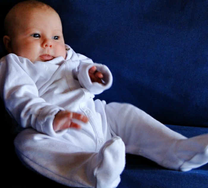 baby-kleidung-süß-aussehen-in-weiß