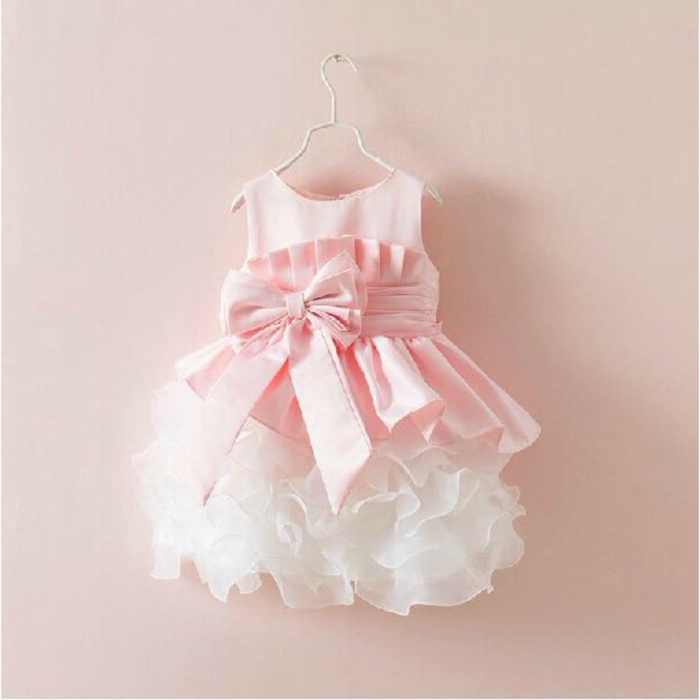 baby-kleidung-süßes-kleid-in-pink-und-weiß