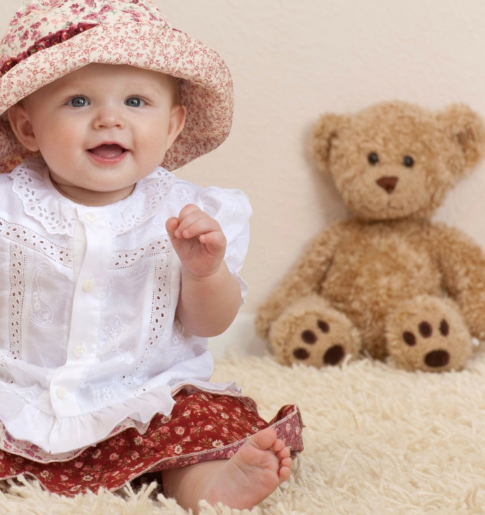 baby- kleidung-teddy-bär-und-hut