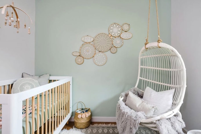 babyzimmer deko, weißer schaukel, wangestaltung in pastellfarben, wanddekoration aus strickrahmen 