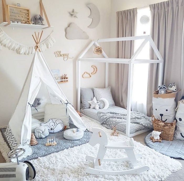 babyzimmer deko junge, weißes tipi, flauschiger teppich, babybett häuschen, wanddeko
