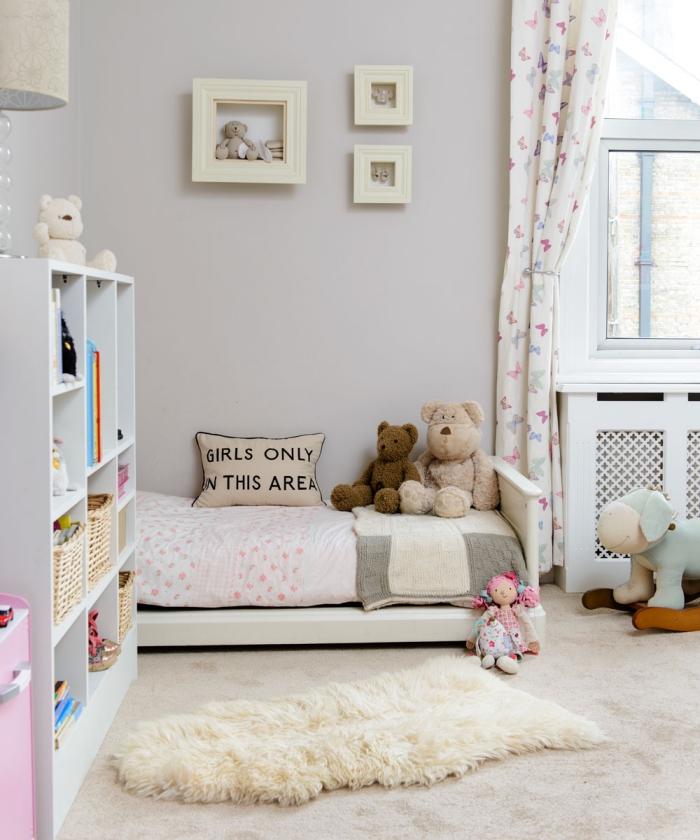 babyzimmer deko mädchen, kinderzimmereinrichtung in weiß, zimmerdeko ideen, flauschiger teppich