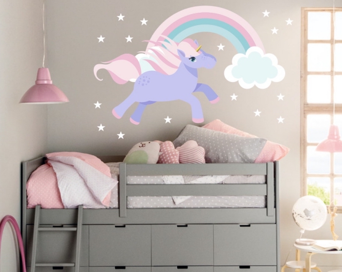 babyzimmer deko, wandsticker einhorn mit regenbogen, graues bett und unterregale, wanddeko