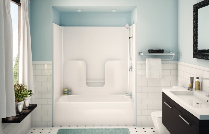 badezimmer-gestalten-hell-blau-und-weiße-Fliesen-Badewanne