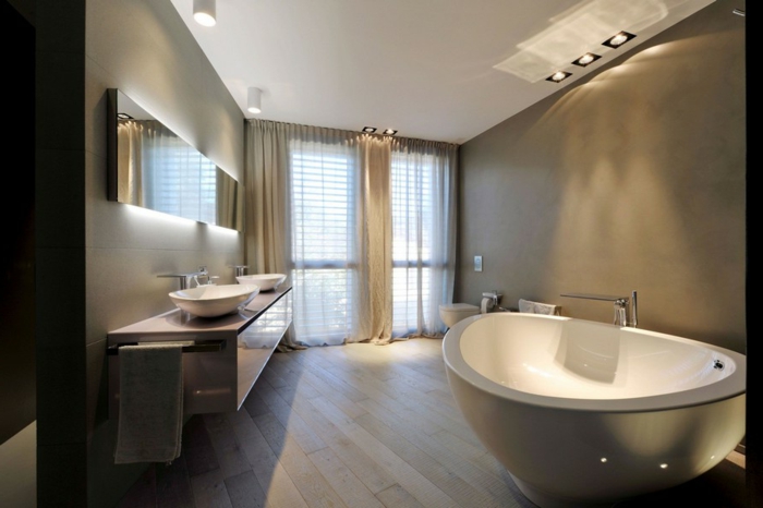 badezimmer-gestalten-leuchtend-Spiegel-groß-Badewanne