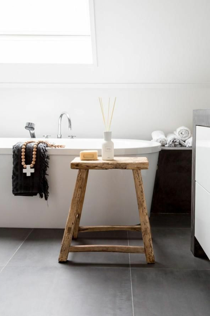 badezimmer-hocker-schlichte-minimalistische-gestaltung