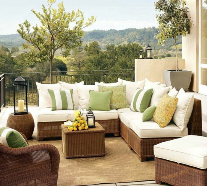 balkon-dekoration-elegantes-sofa-mit-dekokissen