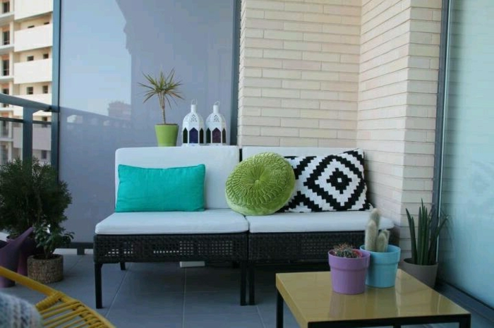 balkon-dekoration-kleines-weißes-sofa