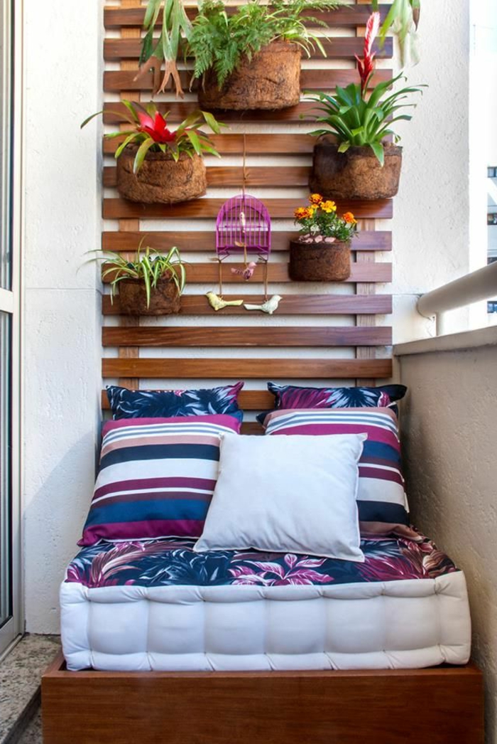 balkon-dekoration-paletten-wand-mit-pflanzen