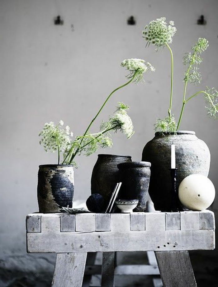 beton-tisch-drei-interessante-vasen