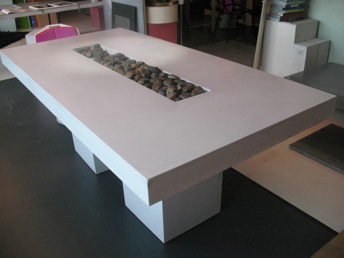 beton-tisch-interessantes-modell-weiße-gestaltung
