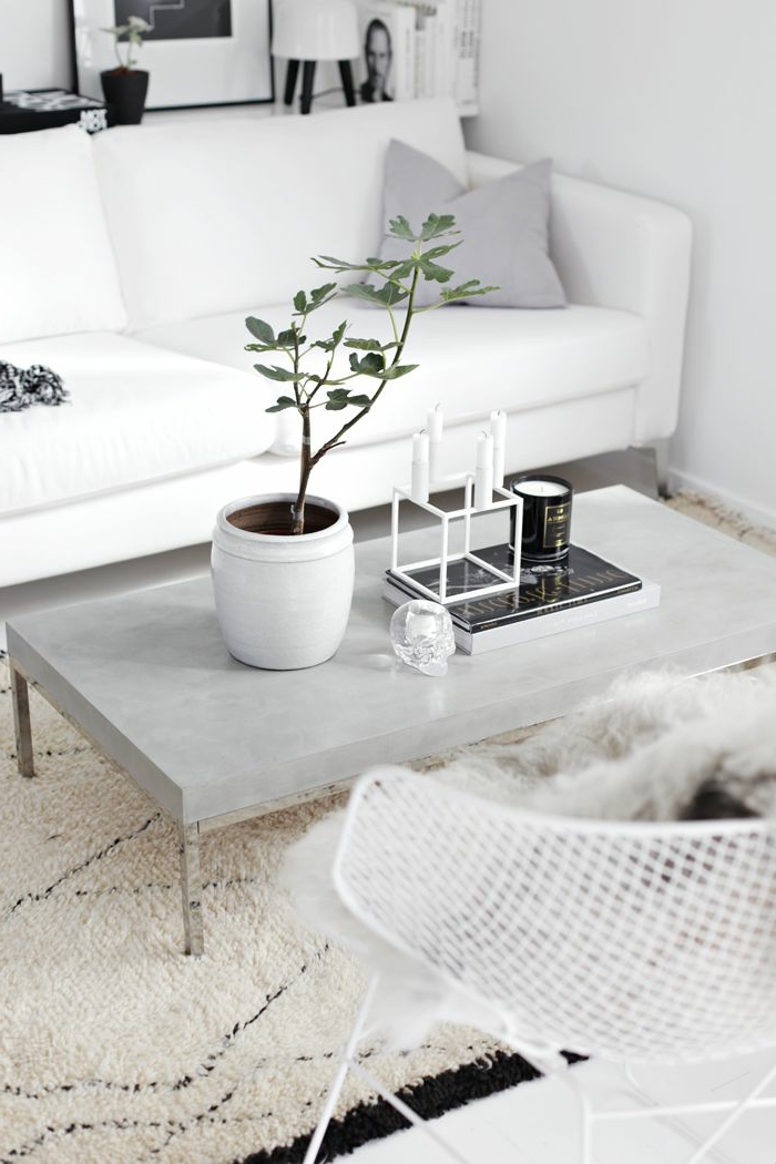 beton-tisch-wohnzimmer-mit-einem-weißen-sofa