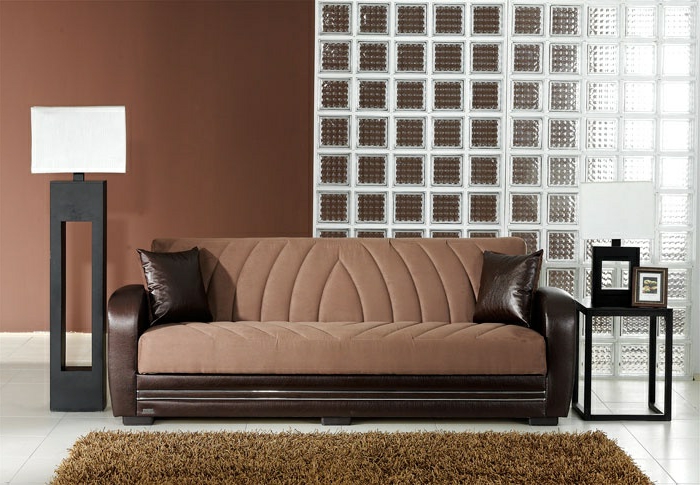 braunes-wohnzimmer-gemütliches-ambiente-modernes-sofa