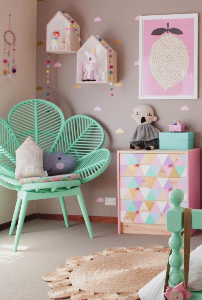 deko für kinderzimmer, mädchenzimmer gestalten, mintfarbener stuhl, wanddeko ideen