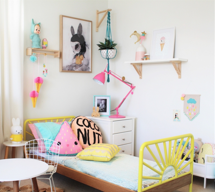deko für kinderzimmer, zimmer dekoration, gelbes bett, wanddeko mädchenzimmer ideen
