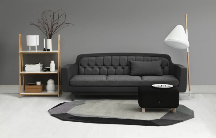 dekoration-im-wohnzimmer-schwarzes-sofa