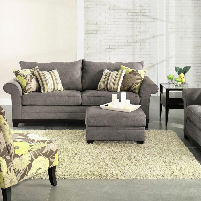 dekoration-im-wohnzimmer-wunderschönes-sofa-in-grauner-farbe