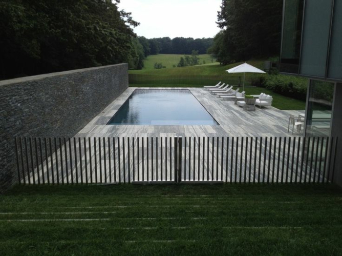 edelstahl-zaun-sehr-modernes-design-neben-einem-pool