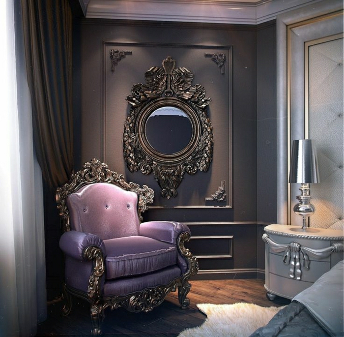 elegante-Schlafzimmer-Gestaltung-lila-Sessel-Metall-Rahmen-Barock-luxuriöse-Möbel-grauer-Nachttisch