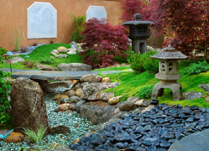 exotischer-japanischer-Garten-Steine-Steinlaternen-Pfade