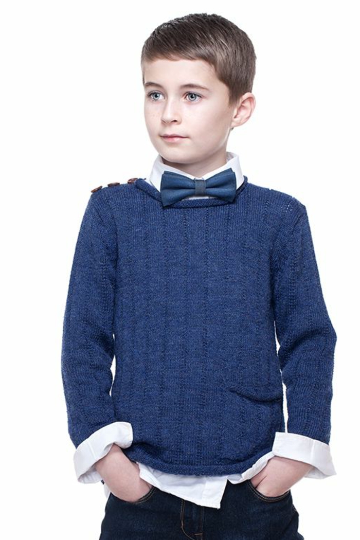 festliche-kindermode-ein-junge-mit-blauem-pullover