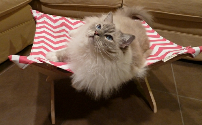 flaumige-Katze-Hängematte-für-Katzen-Liegestuhl-Streifen-rot-weiß