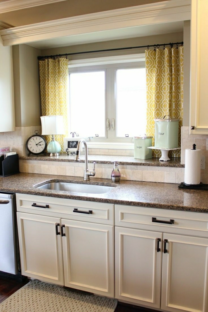 gelbe-Gardinen-kleine-Fenster-Waschbecken-weiße-Küchenschränke