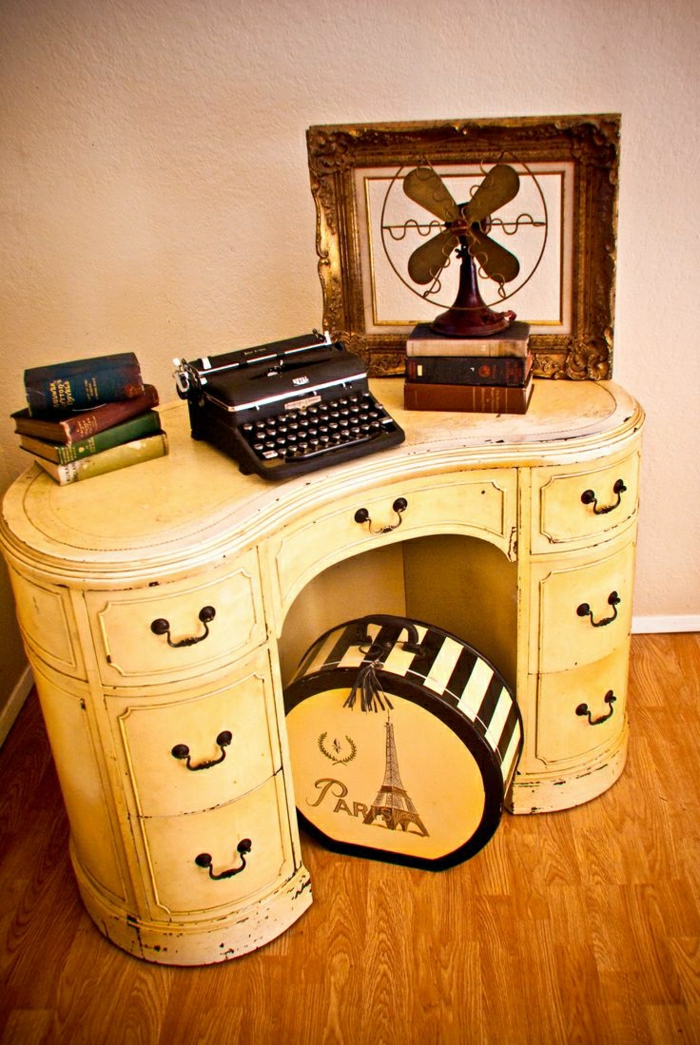 gelbe-vintage-Kommode-schwarze-elektrische-Schreibmaschine-Bücher-Ventilator