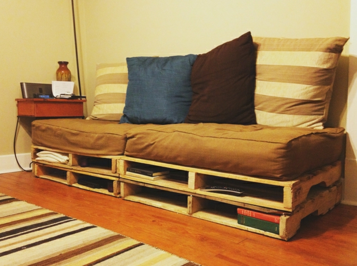 gemütliches-Interieur-Paletten-Couch-braune-Polster