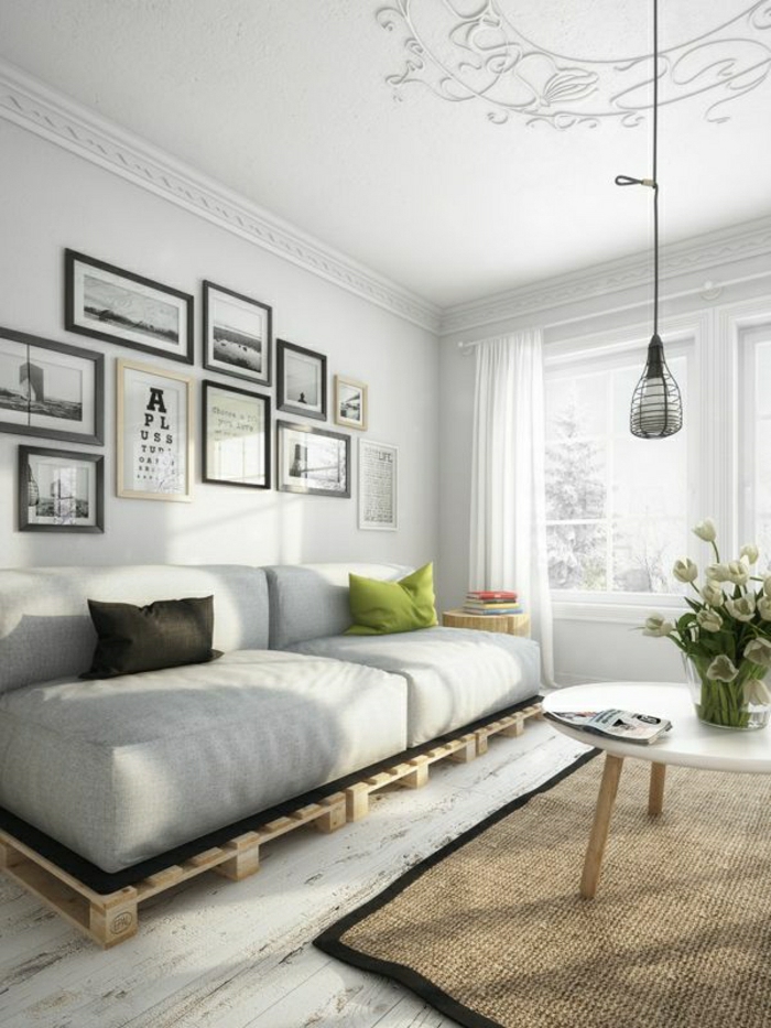 gemütliches-Wohnzimmer-Sofa-aus-Paletten-beige-Kissen-Bilder-industrielle-Lampe