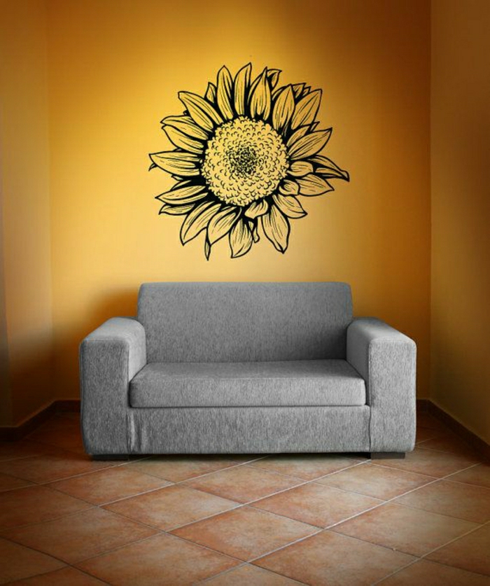 gemütliches-Wohnzimmer-graues-Sofa-Fliesen-Sonnenblume-Deko-Wandtattoo-frische-Idee